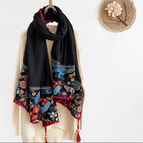 Embroidered scarfs - Picture 8 of 10